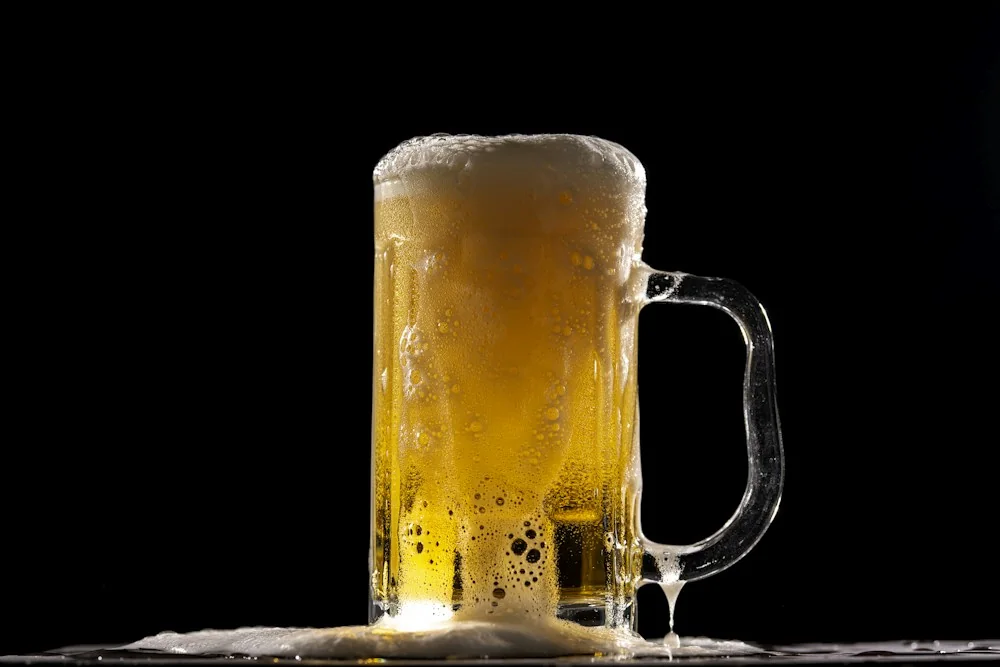 Caneca de cerveja gelada com espuma