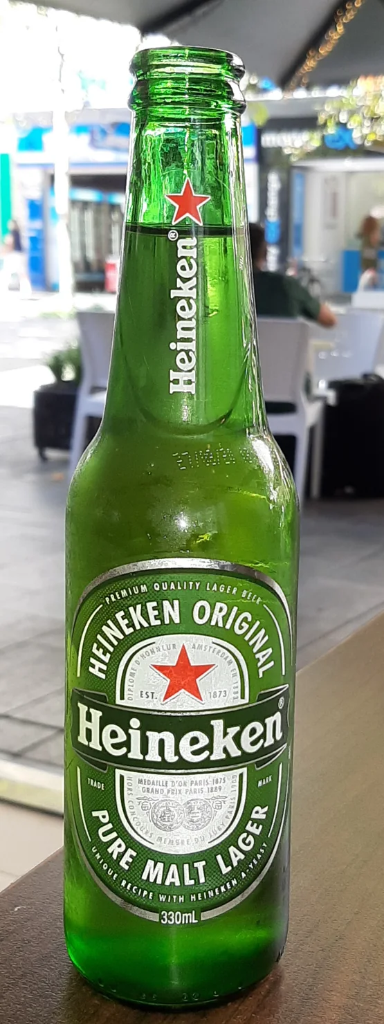 Fotografia de uma garrafa real de cerveja Heineken Original