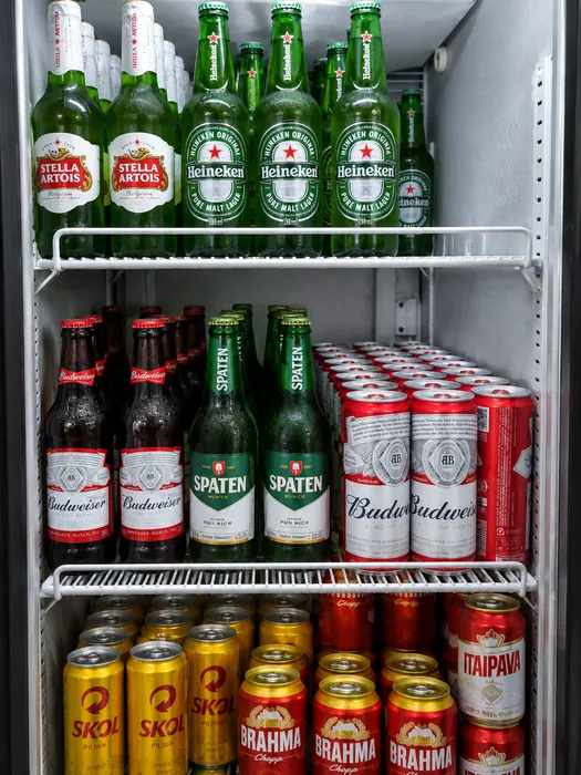 Refrigerador da TEB com cervejas Heineken, Stella Artois, Budweiser, Spaten, Skol, Brahma e Itaipava