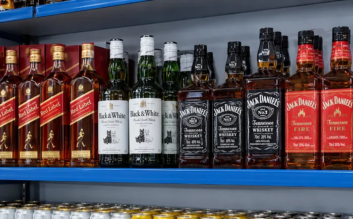 Prateleira de bebidas da TEB com Johnnie Walker Red Label, Black & White e Jack Daniel’s