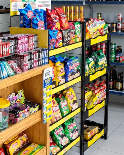 Expositores de snacks, salgadinhos, doces e chicletes na TEB Conveniência