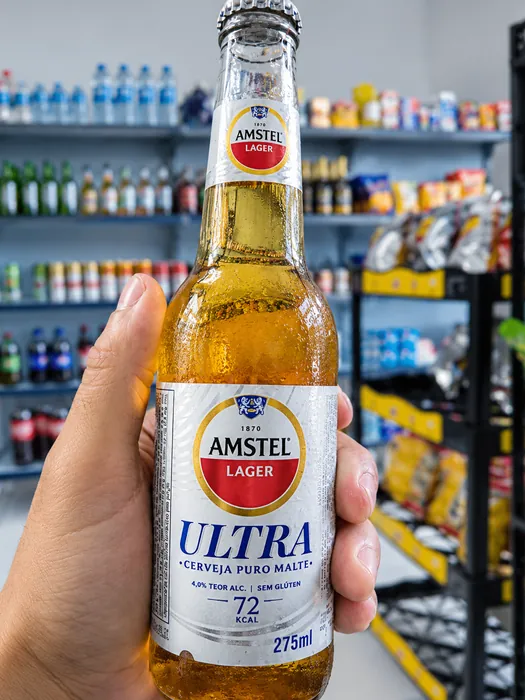 Garrafa de Amstel Ultra com gotas de condensação, fotografada dentro da TEB Conveniência